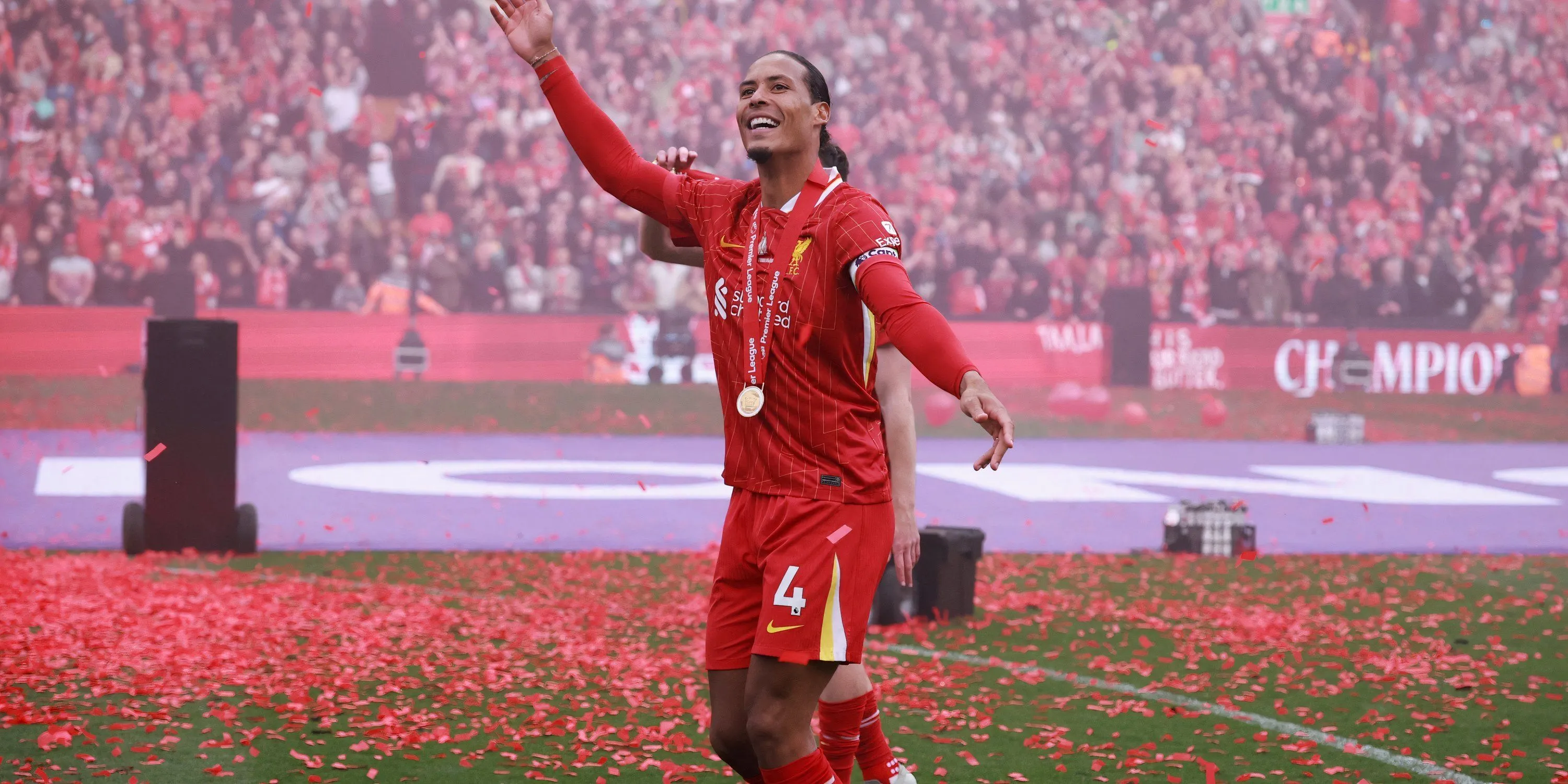 Đội trưởng Liverpool Virgil van Dijk trên sân cỏ