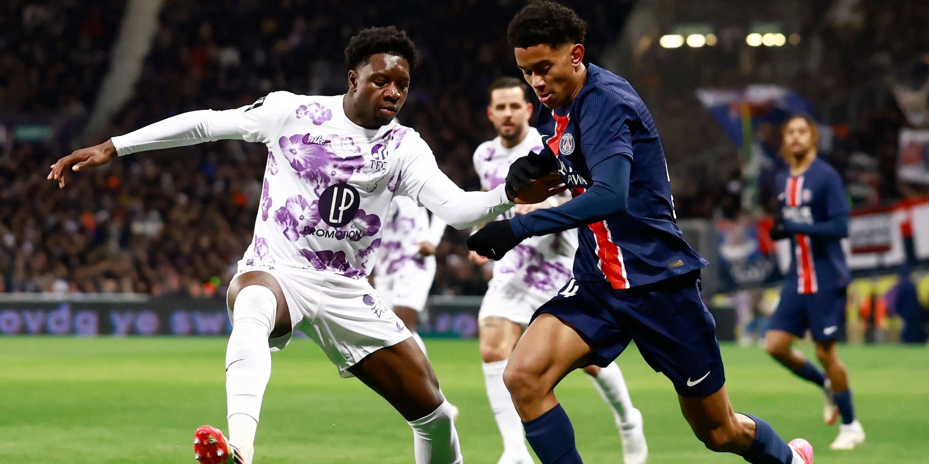 Hậu vệ trẻ Jaydee Canvot của Toulouse trong một pha tranh chấp, thể hiện tiềm năng mà Aston Villa tin tưởng vào mục tiêu chuyển nhượng của họ.