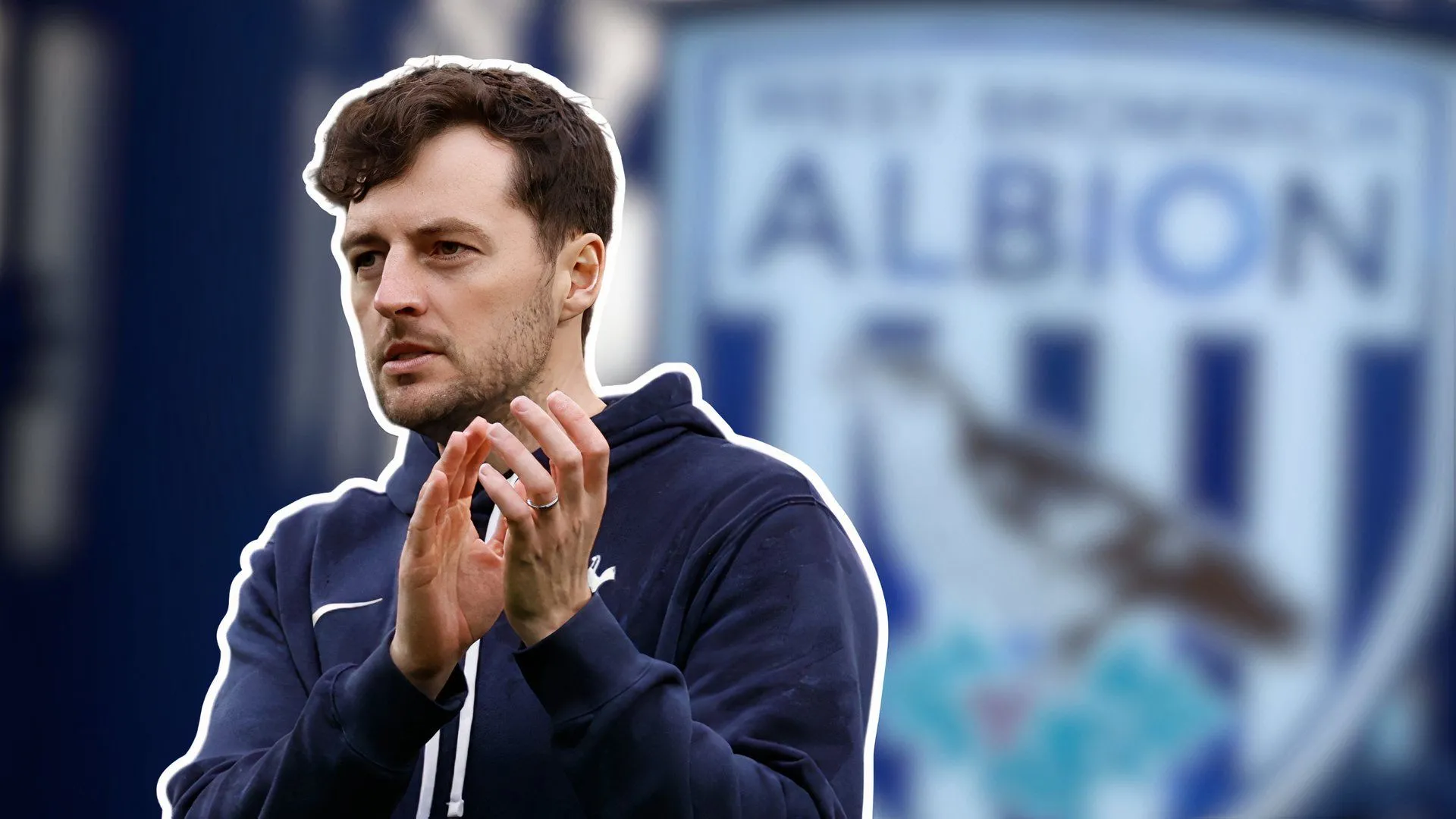HLV Ryan Mason của West Brom thảo luận chiến thuật cùng cầu thủ