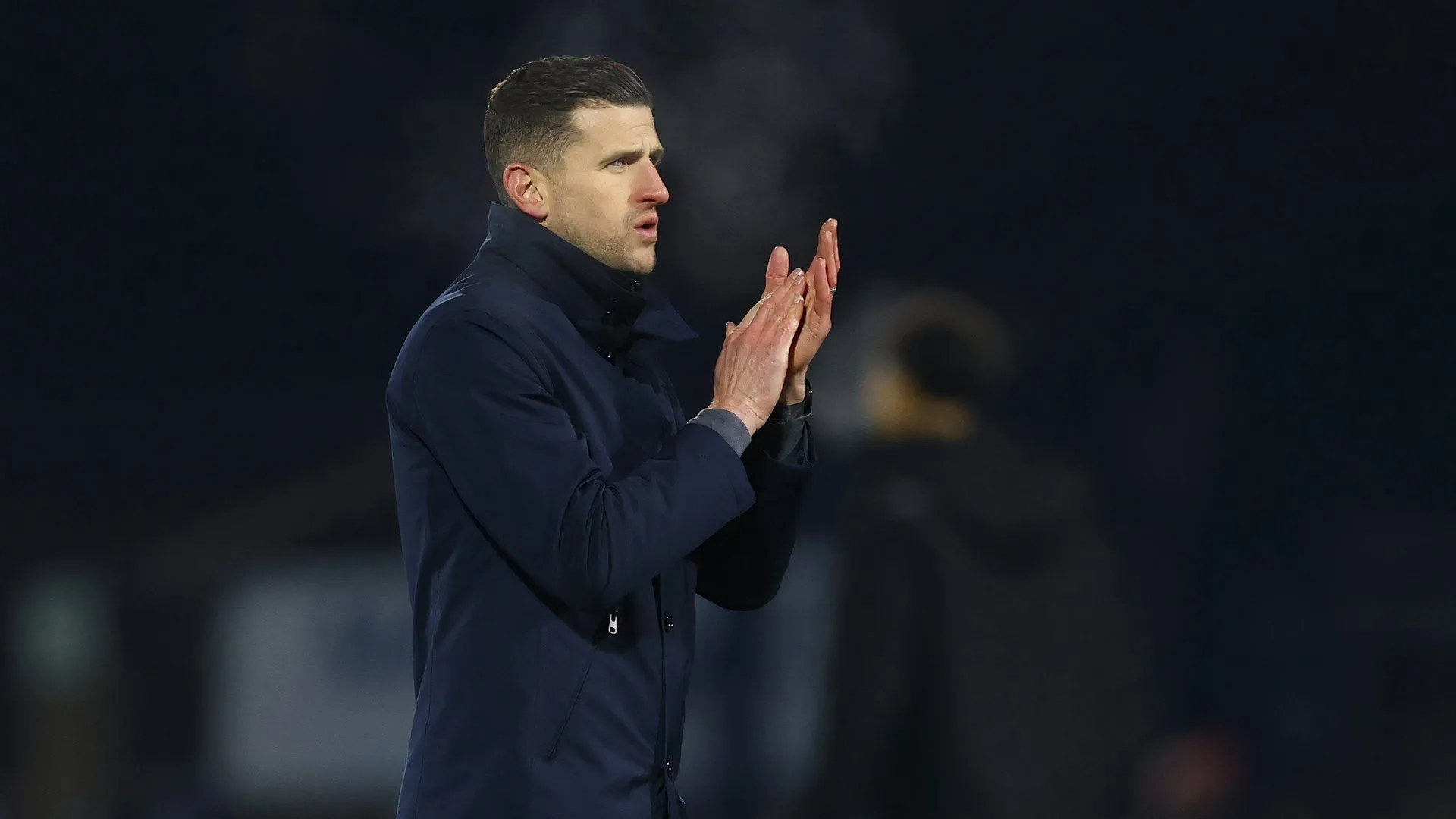 Huấn luyện viên John Mousinho của Portsmouth