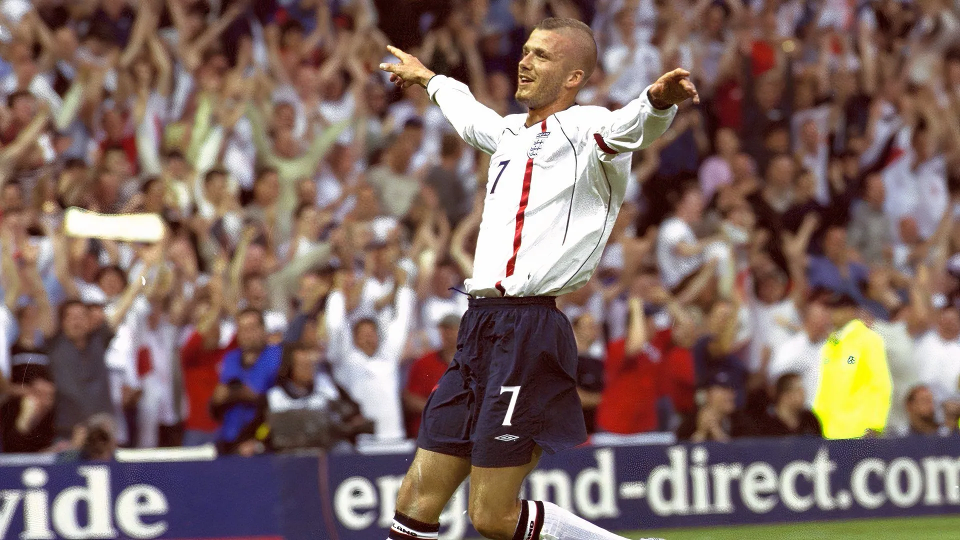 Huyền thoại David Beckham ăn mừng bàn thắng tại Preston North End năm 1995
