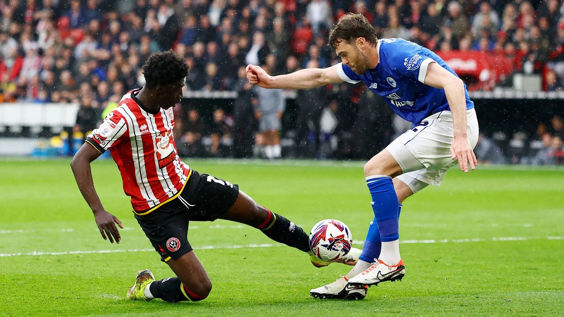 Jesurun Rak-Sakyi trong màu áo Crystal Palace, mục tiêu chuyển nhượng của Southampton và Rangers