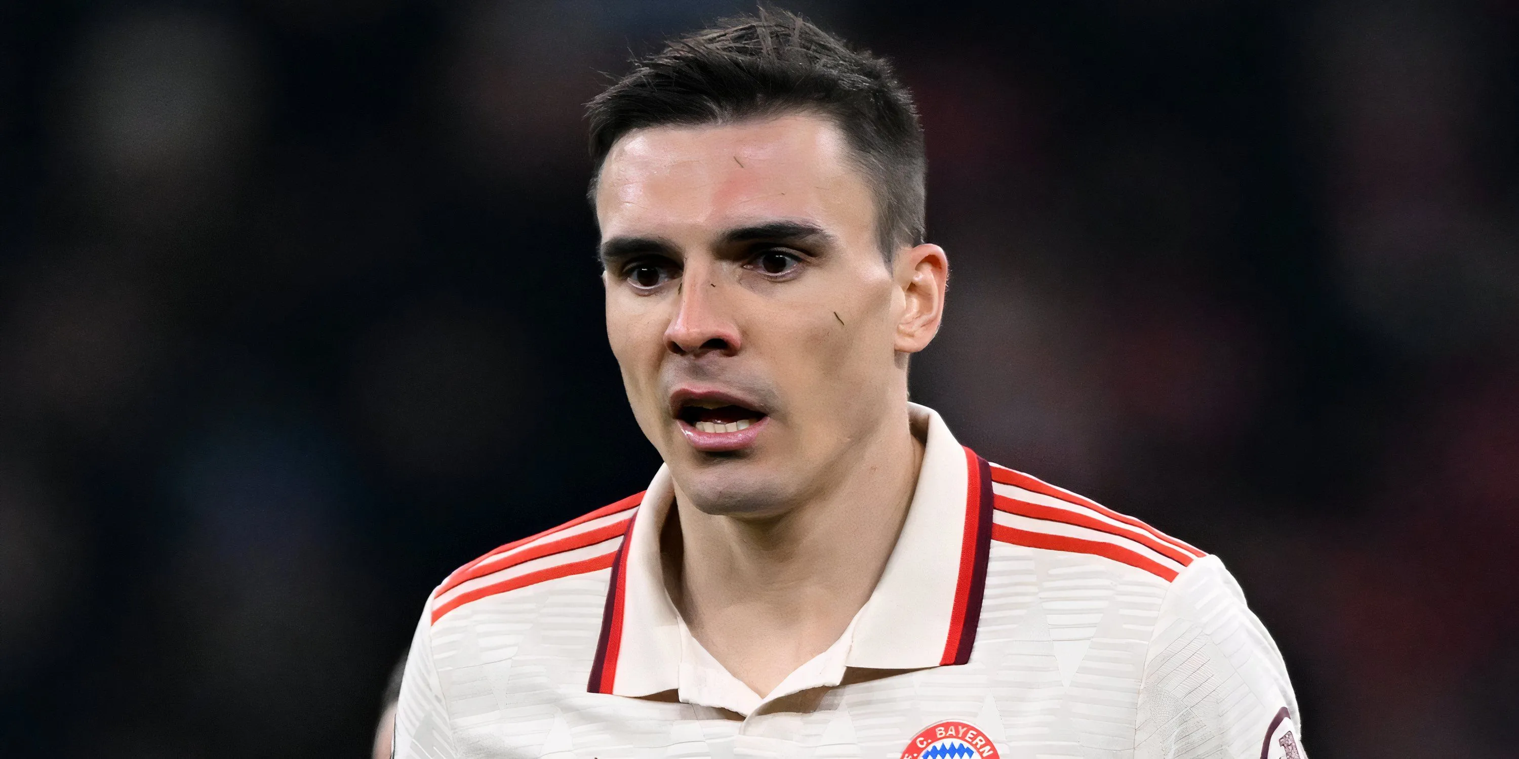 Joao Palhinha trong một pha tranh chấp cho Bayern Munich