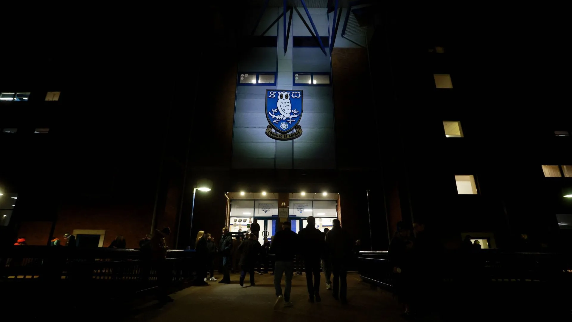 Khung cảnh bên ngoài sân Hillsborough khi Sheffield Wednesday đối mặt với mùa hè chuyển nhượng hỗn loạn