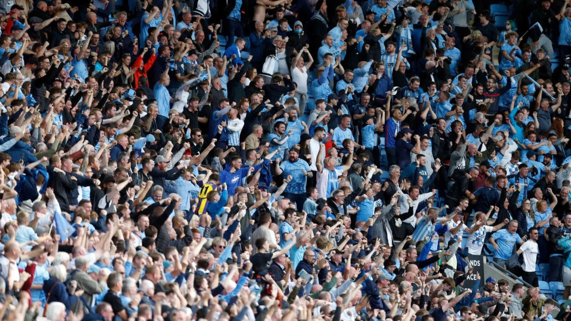 Khung cảnh sân vận động CBS Arena với CĐV Coventry City cuồng nhiệt cổ vũ, tạo nên bầu không khí sôi động và náo nhiệt trong các trận đấu tại giải Hạng Nhất Anh