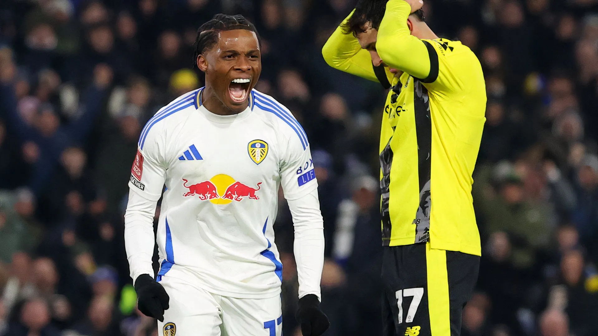 Largie Ramazani thi đấu cho Leeds United, cầu thủ tiềm năng có thể gia nhập Southampton theo dạng cho mượn