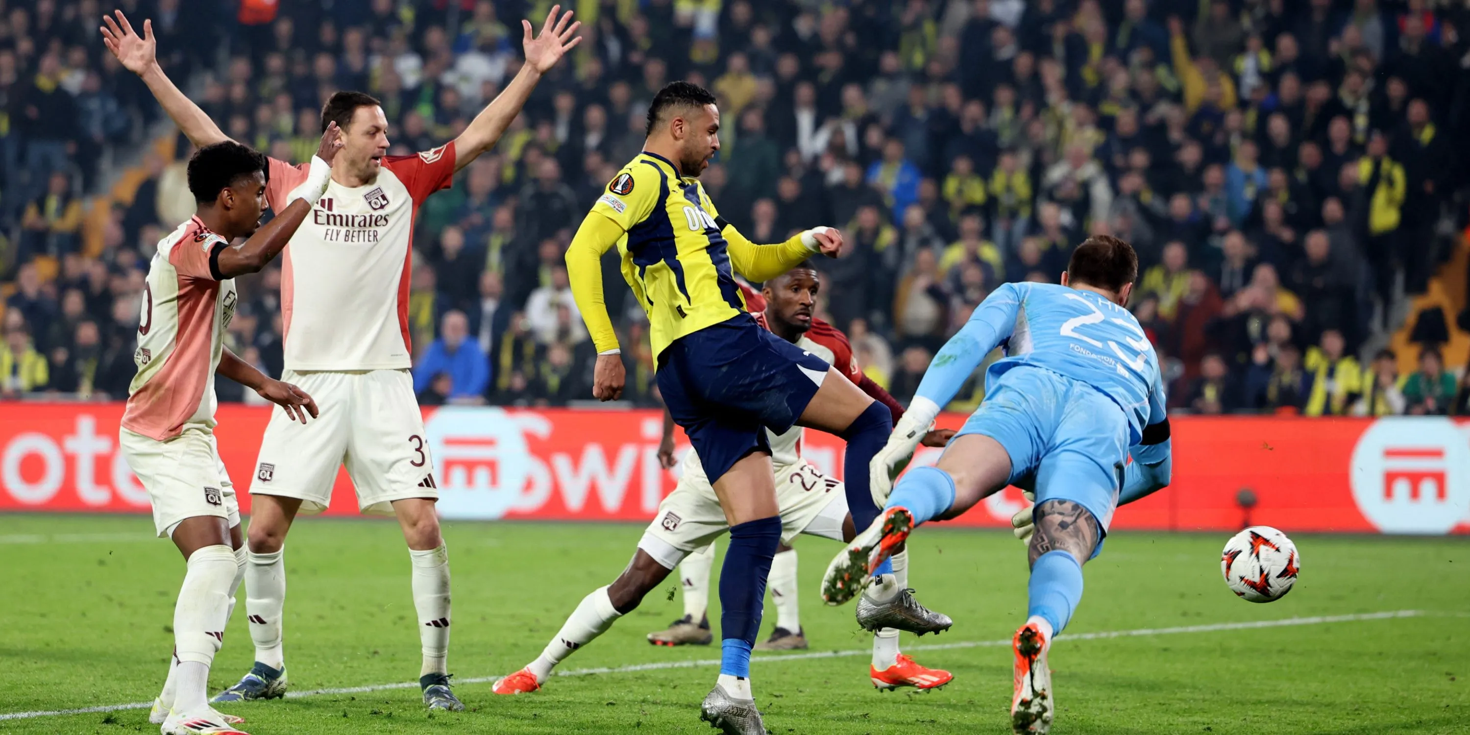 Lucas Perri, thủ môn được kỳ vọng sẽ tạo ra tác động lớn cho Leeds United tương tự Raphinha.