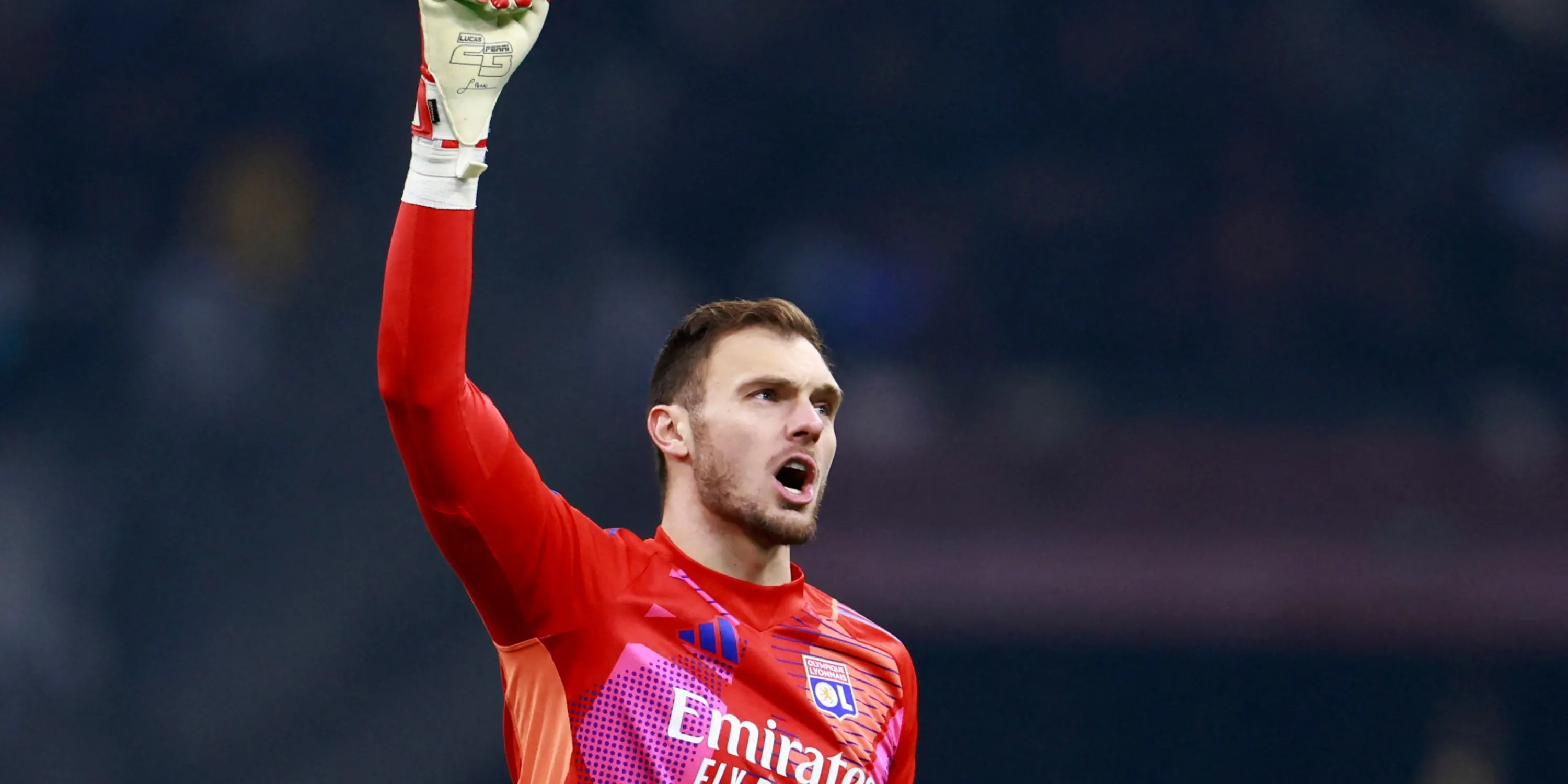 Lucas Perri, thủ môn tài năng của Lyon và là mục tiêu hàng đầu của Leeds United.