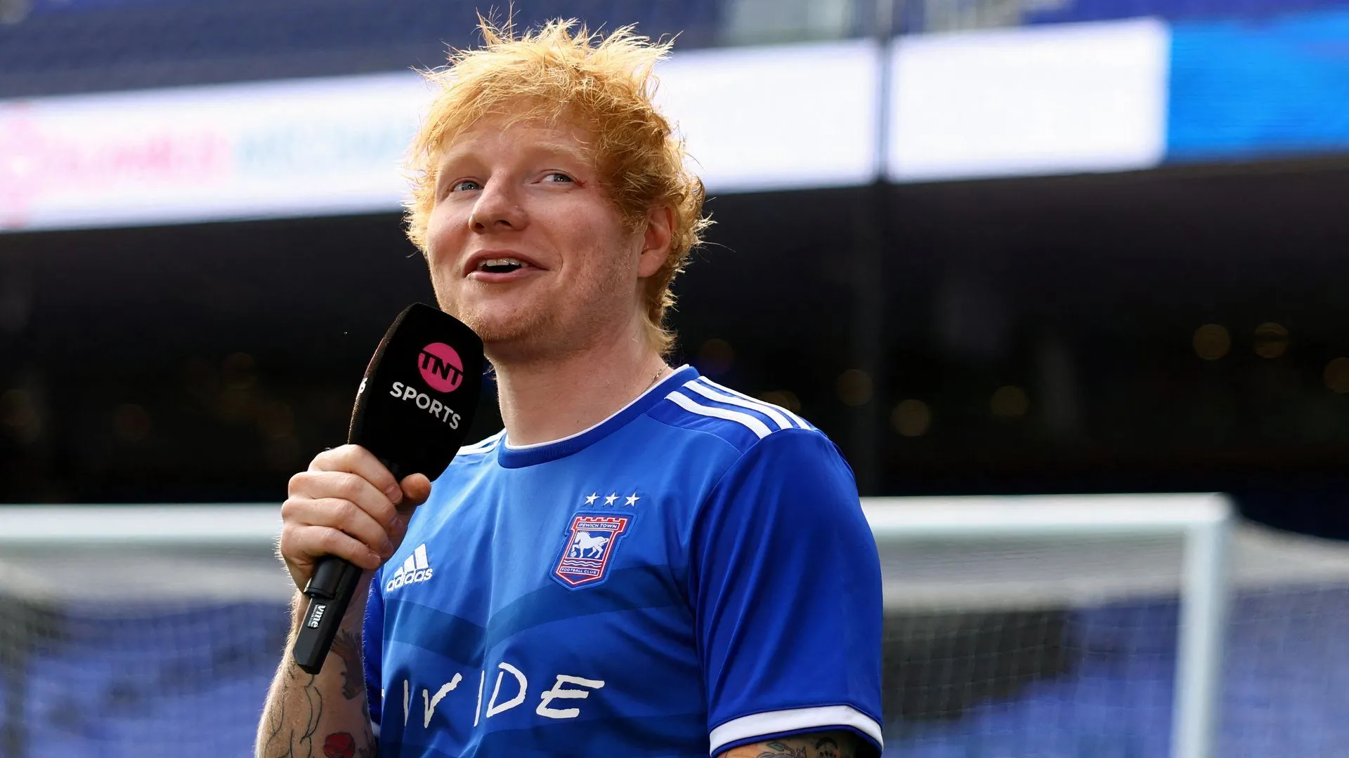Ngôi sao âm nhạc toàn cầu Ed Sheeran, người sở hữu cổ phần và là nhà tài trợ áo đấu của Ipswich Town
