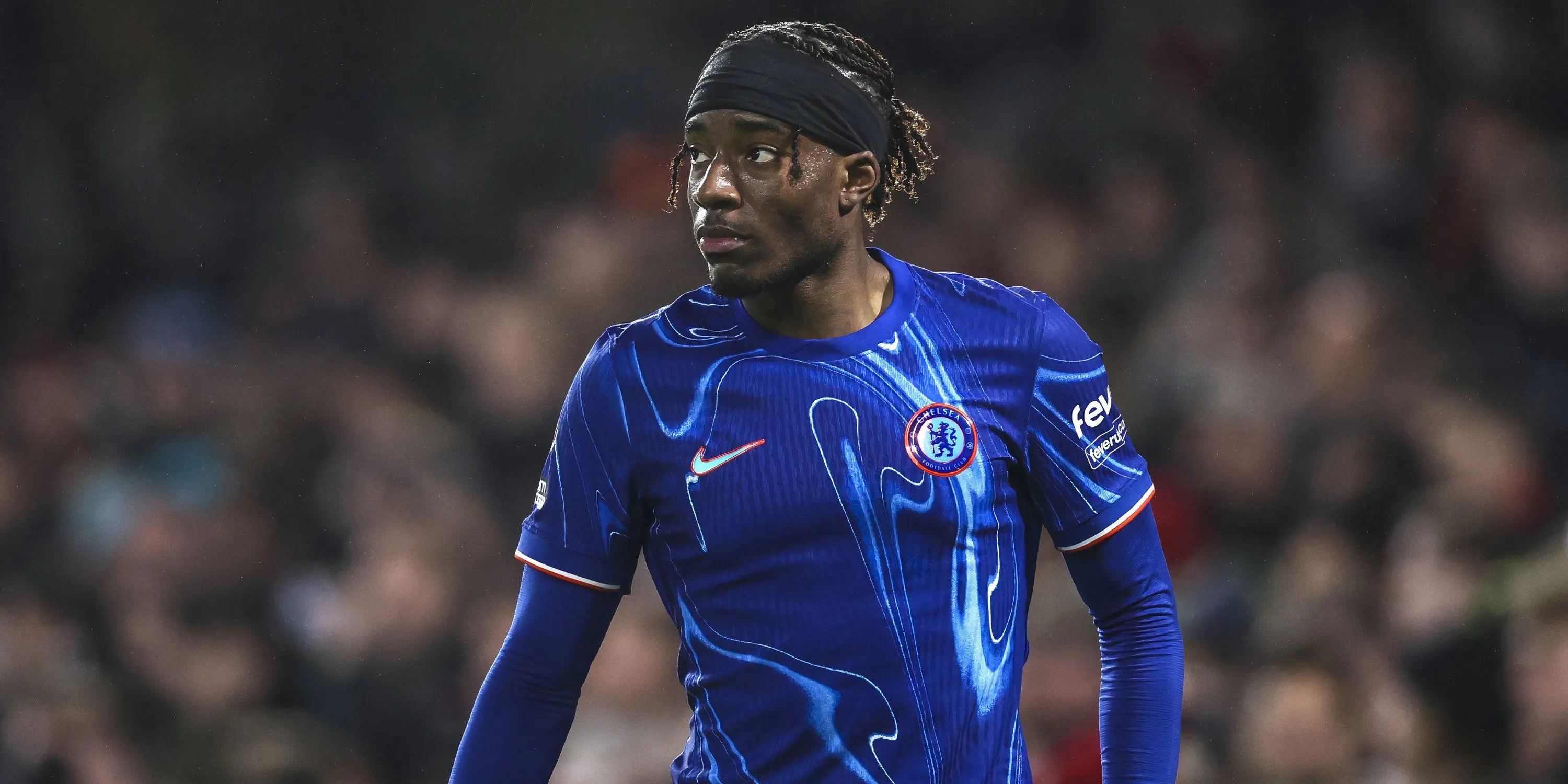 Noni Madueke thi đấu cho Chelsea, trước khi chuyển đến Arsenal, minh họa sự nghiệp cầu thủ và quy tắc homegrown.