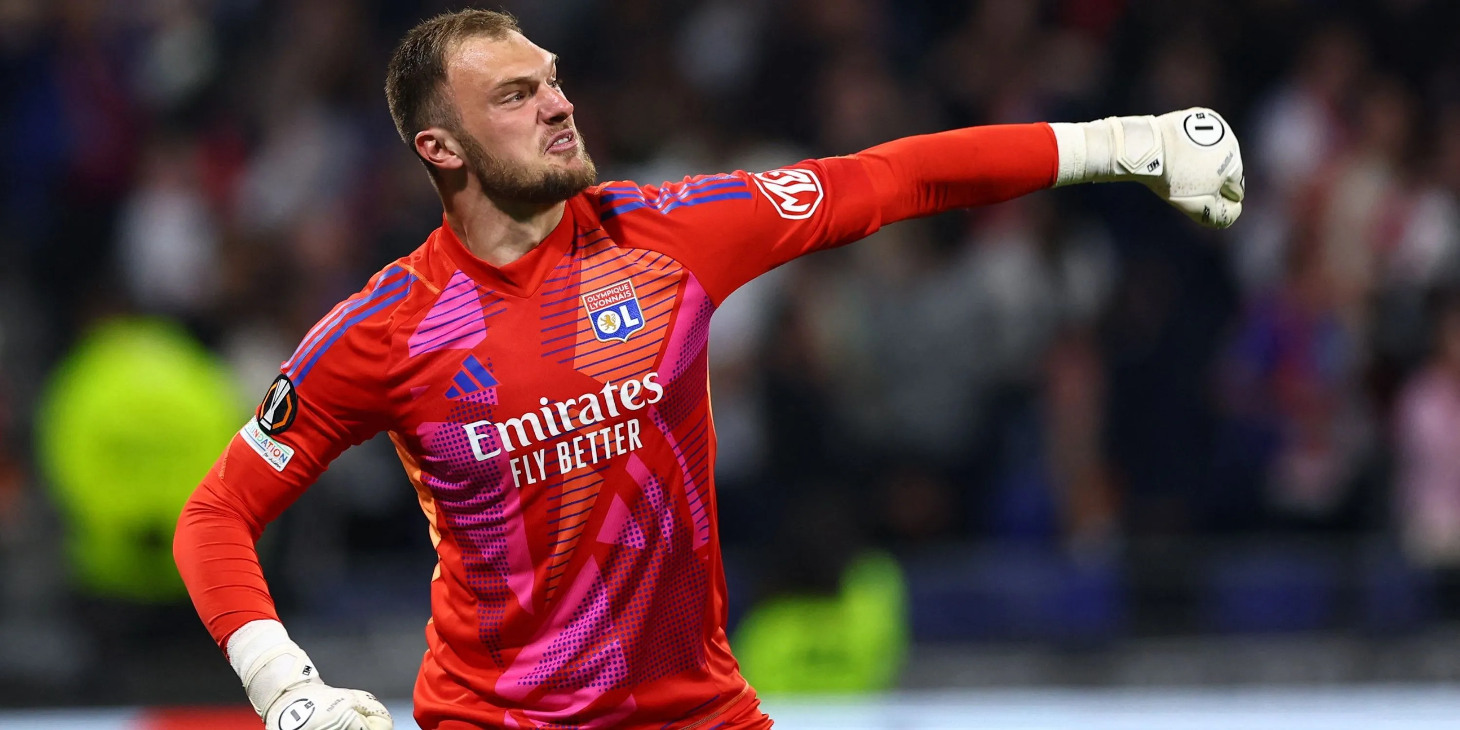 Thủ thành Lucas Perri trong màu áo Lyon, người đã thể hiện phong độ ấn tượng.