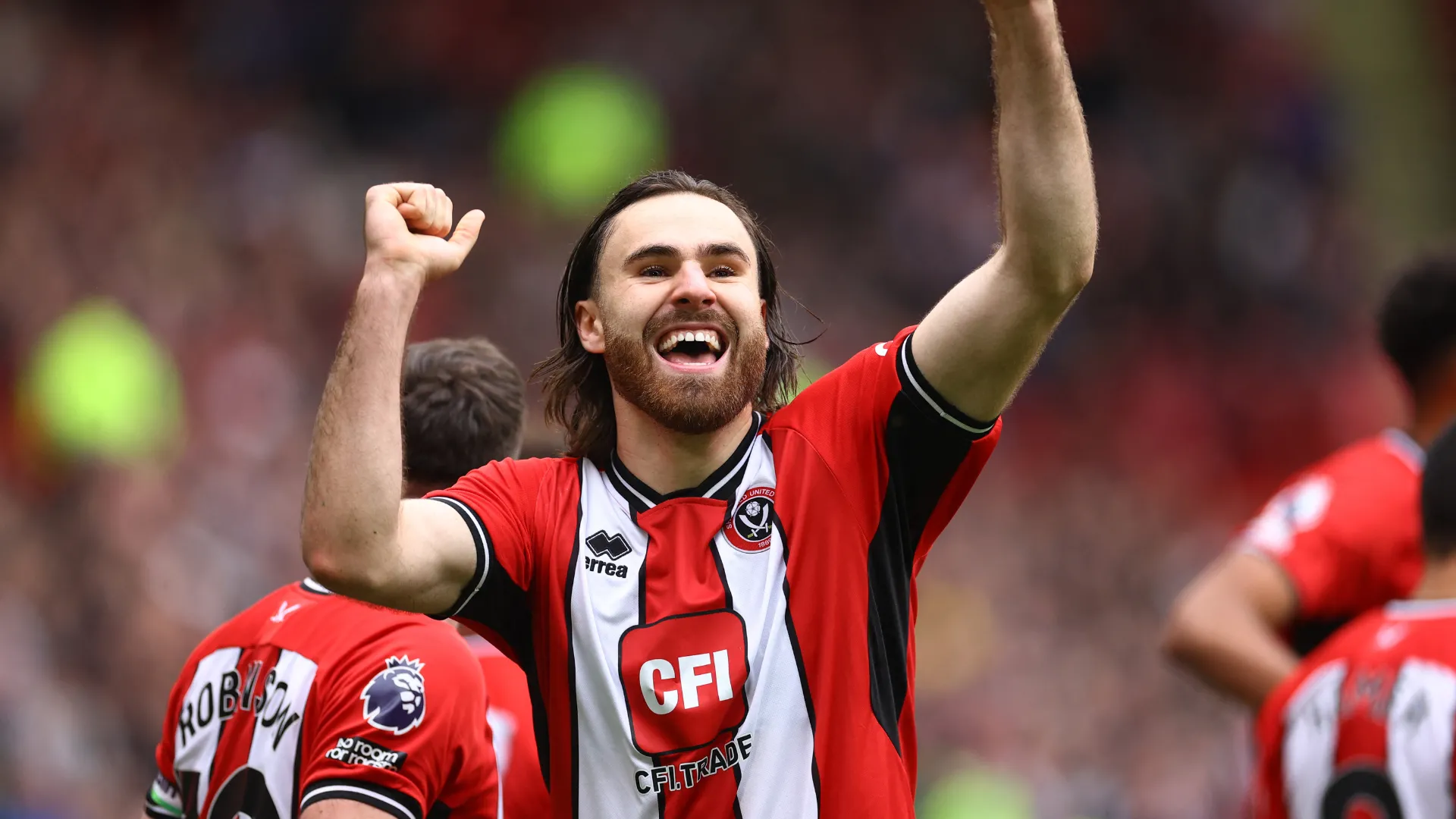 Tiền đạo Ben Brereton Diaz trong màu áo Sheffield United tranh bóng trên sân