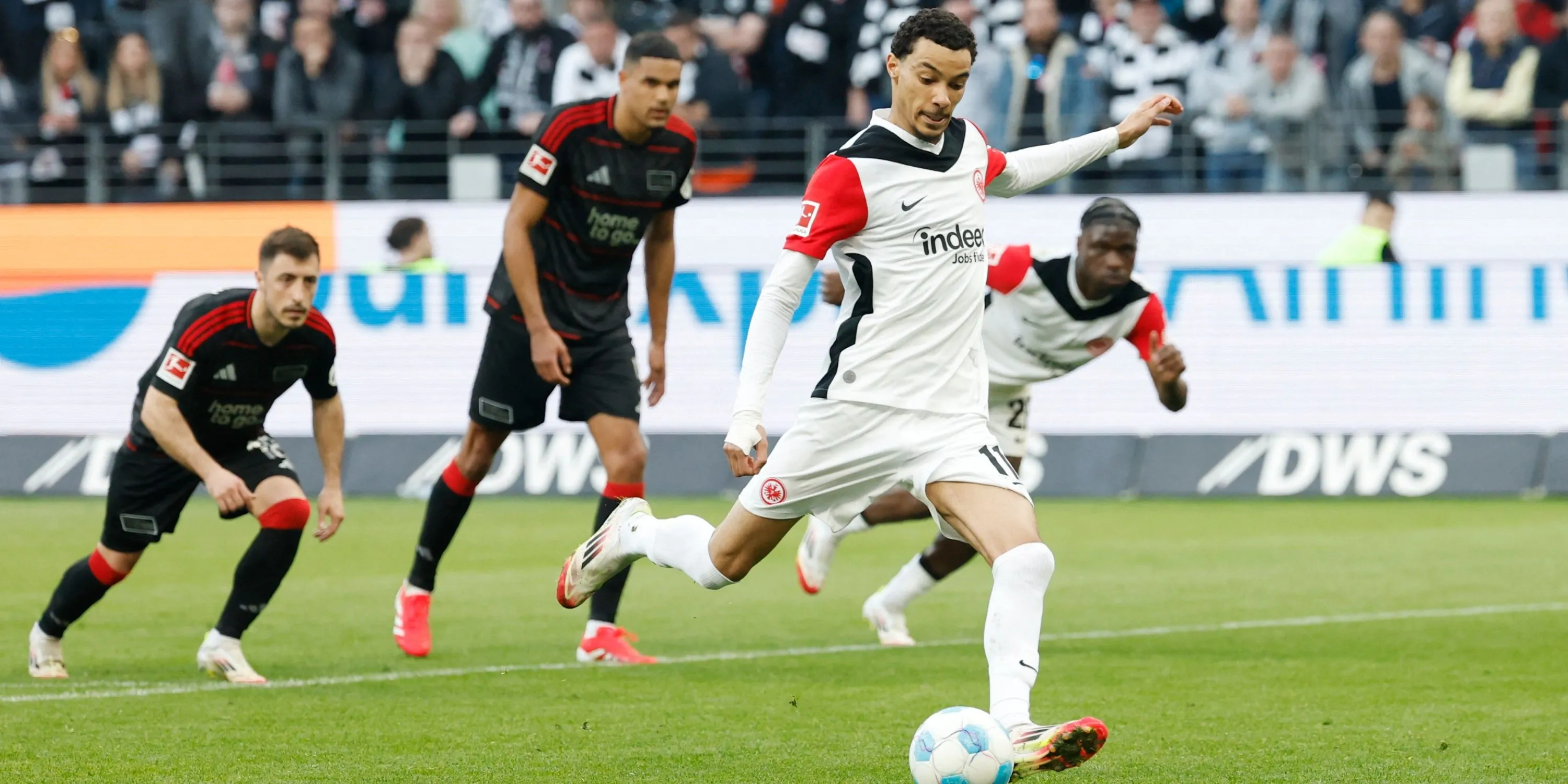 Tiền đạo Hugo Ekitike trong màu áo Eintracht Frankfurt, mục tiêu chuyển nhượng của Newcastle.