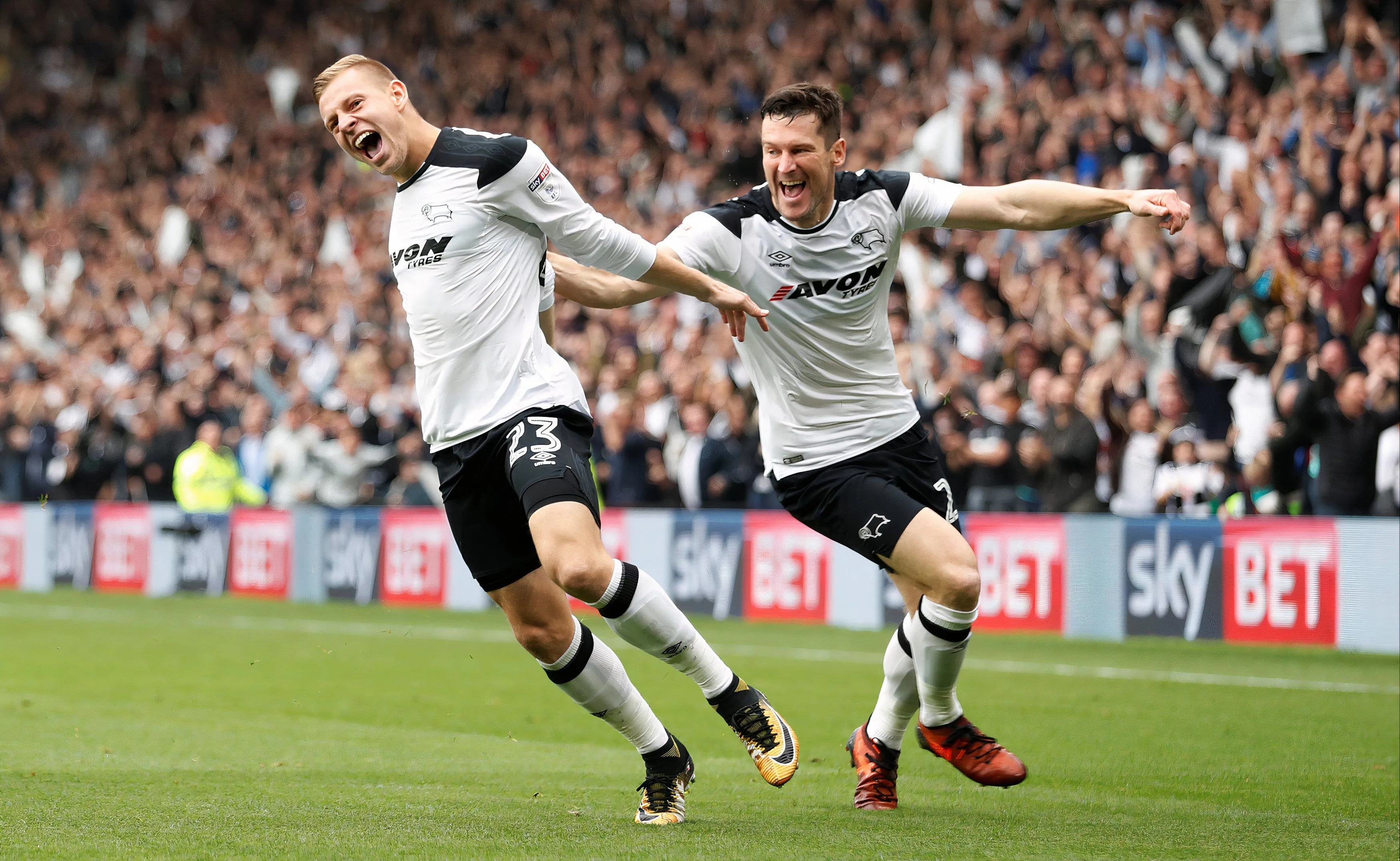 Tiền đạo Matej Vydra của Derby County ăn mừng bàn thắng sớm cùng David Nugent.