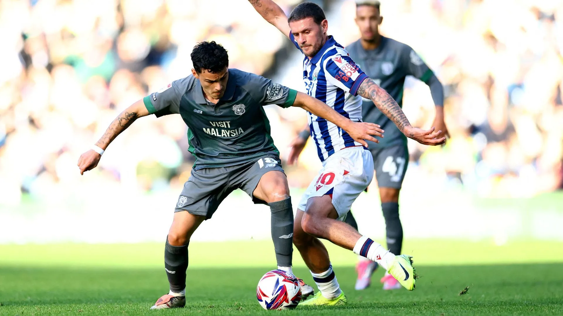 Tiền vệ Alex Robertson trong màu áo Cardiff City, mục tiêu của nhiều câu lạc bộ Championship