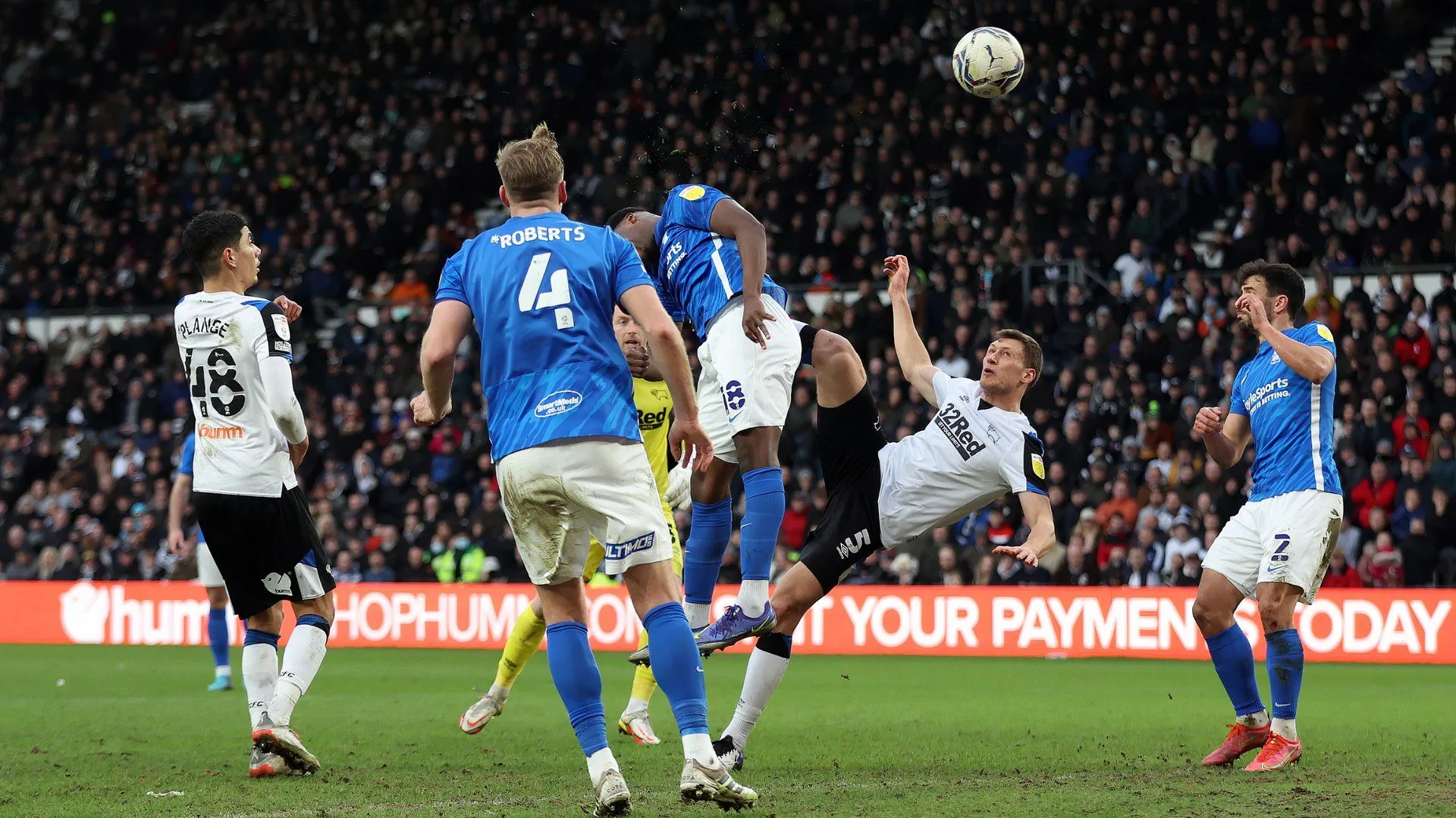 Tiền vệ Krystian Bielik của Derby County ghi bàn thắng ngoạn mục mang về trận hòa kịch tính.