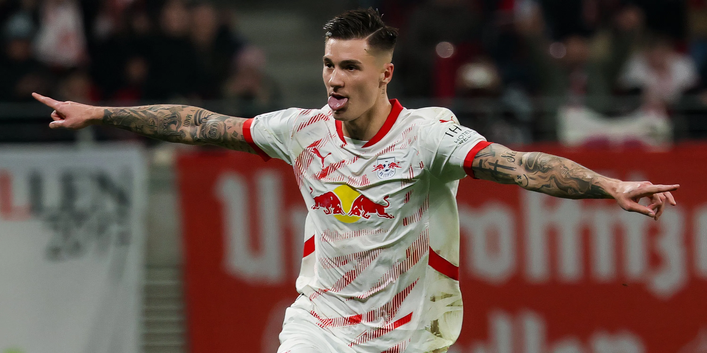 Benjamin Sesko ăn mừng bàn thắng, tiền đạo trẻ tài năng đứng trước quyết định gia nhập Man Utd hay Newcastle.