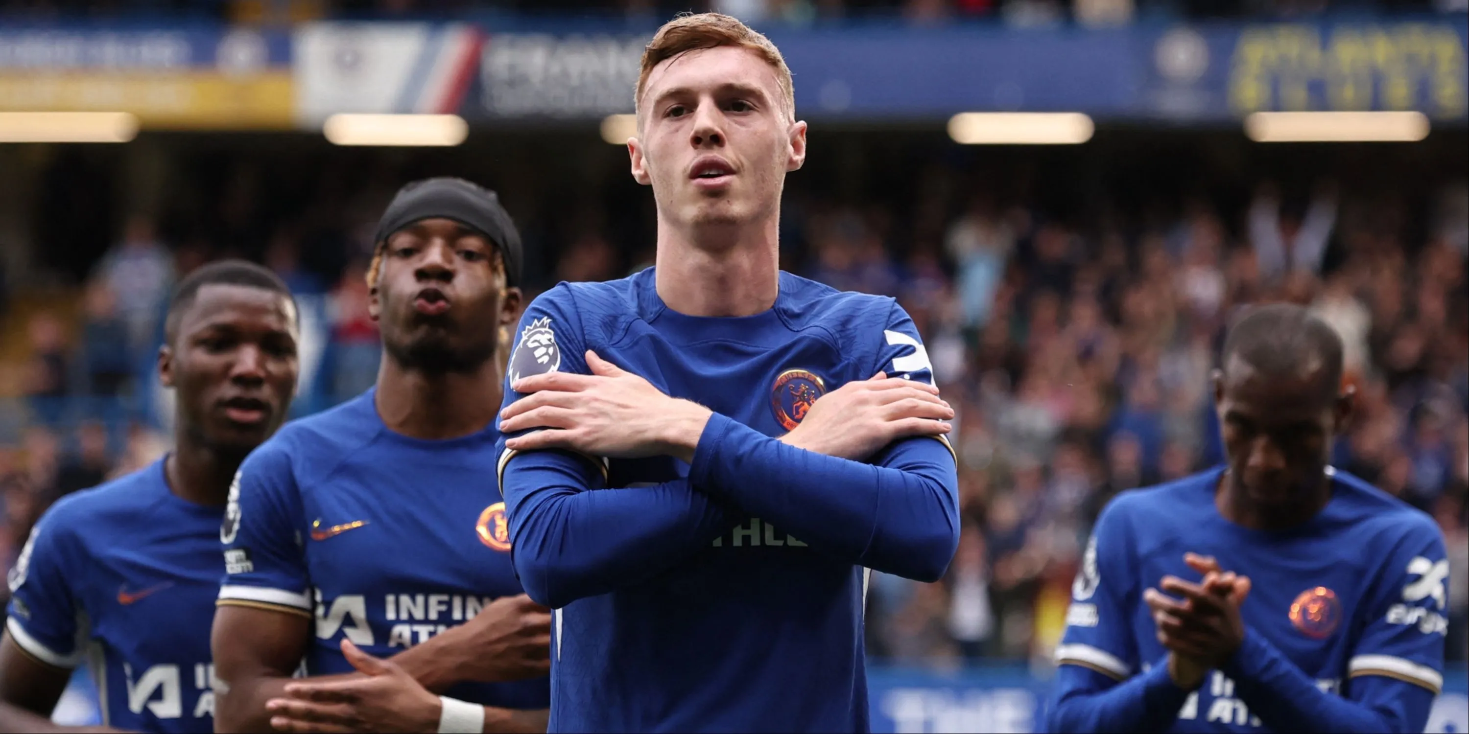 Cole Palmer và các cầu thủ Chelsea ăn mừng bàn thắng