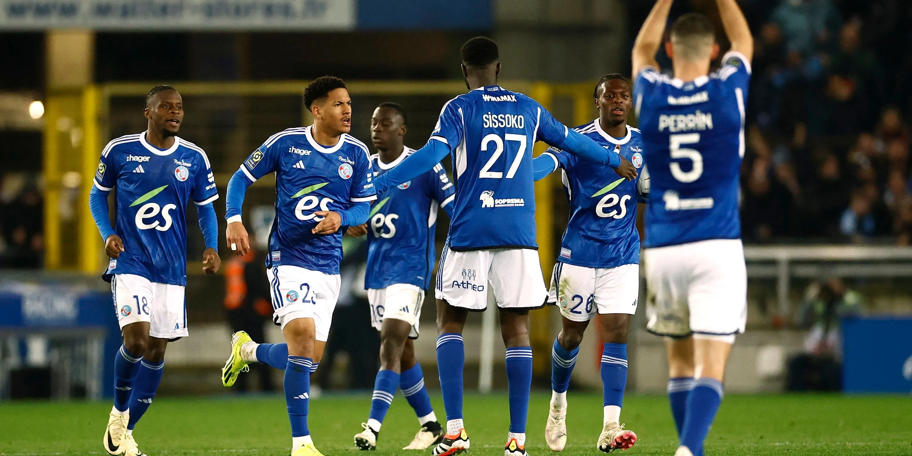 Dilane Bakwa ăn mừng bàn thắng cùng các đồng đội tại RC Strasbourg, chứng tỏ khả năng ghi bàn
