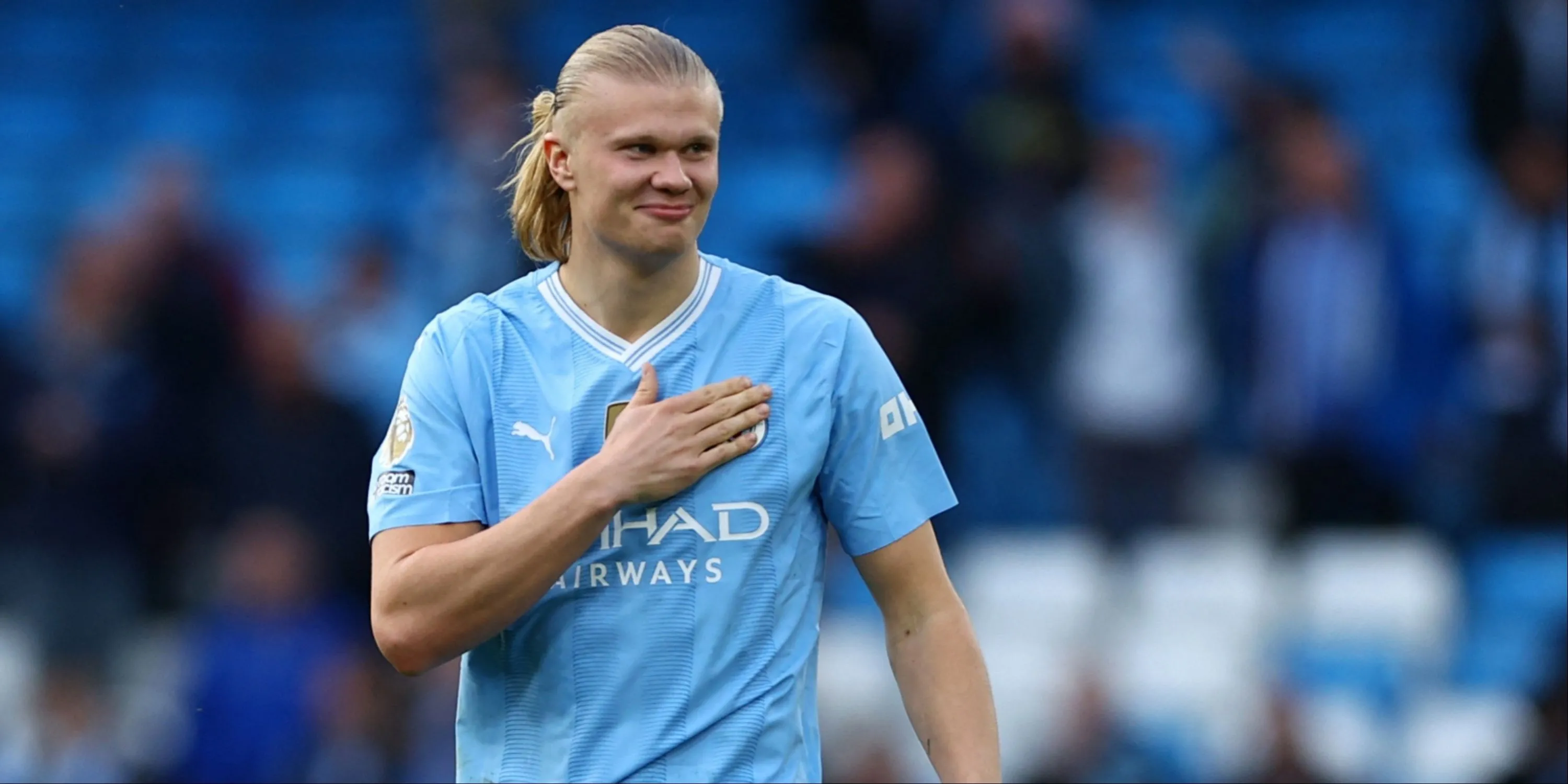 Erling Haaland với biểu tượng Manchester City