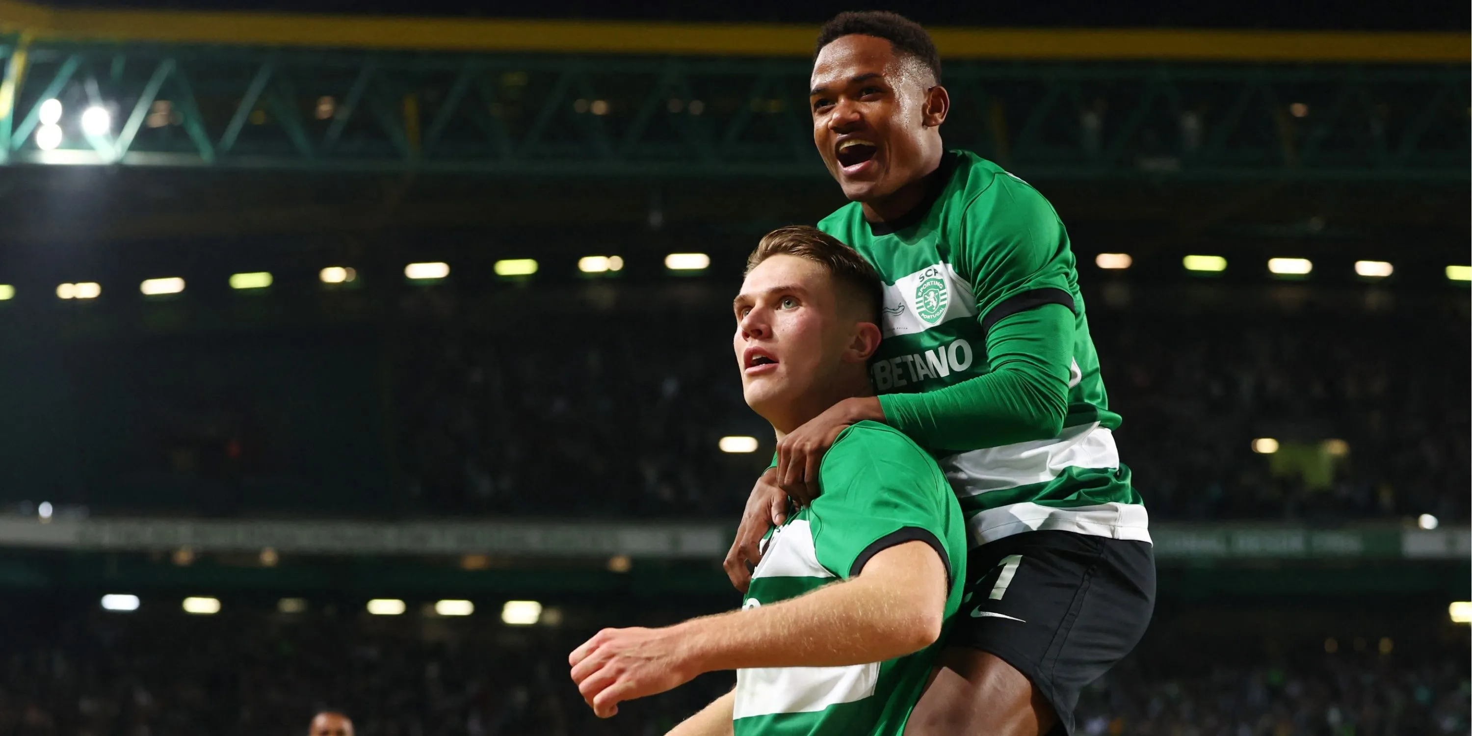 Geny Catamo ăn mừng bàn thắng cùng Viktor Gyokeres tại Sporting Lisbon
