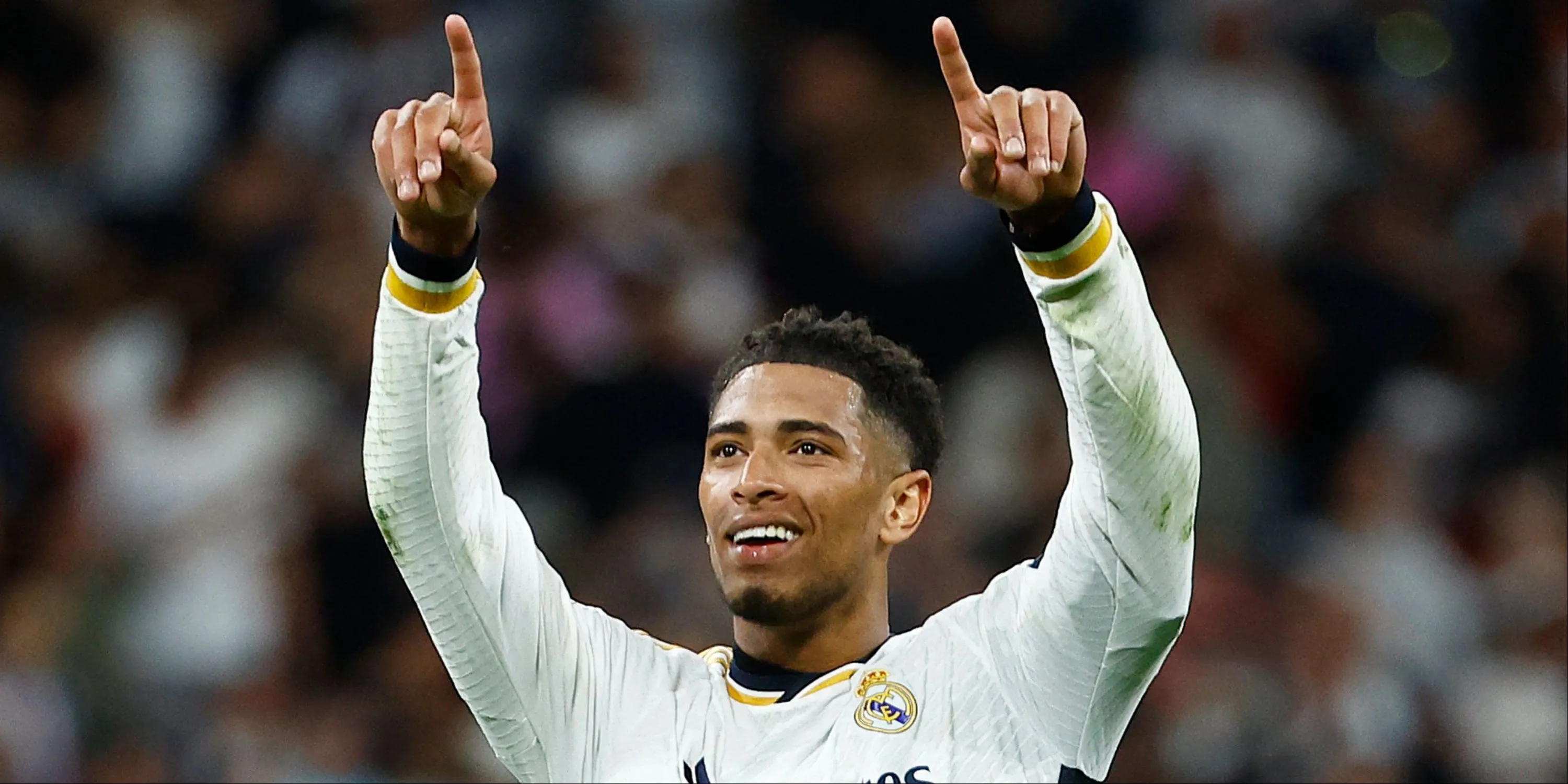 Jude Bellingham tươi cười chỉ tay về phía người hâm mộ Real Madrid