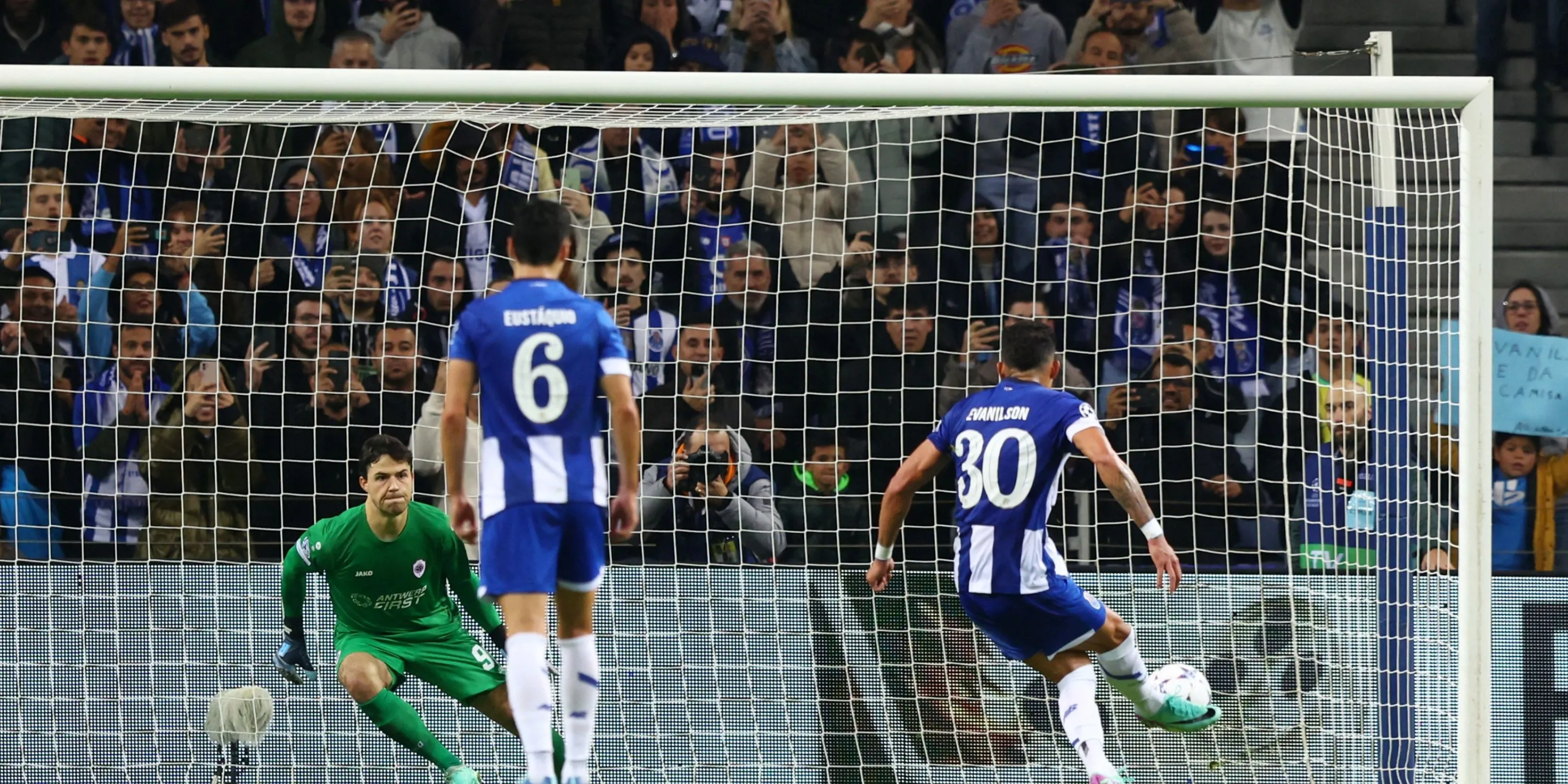 Senne Lammens thi đấu cho Royal Antwerp tại đấu trường Champions League