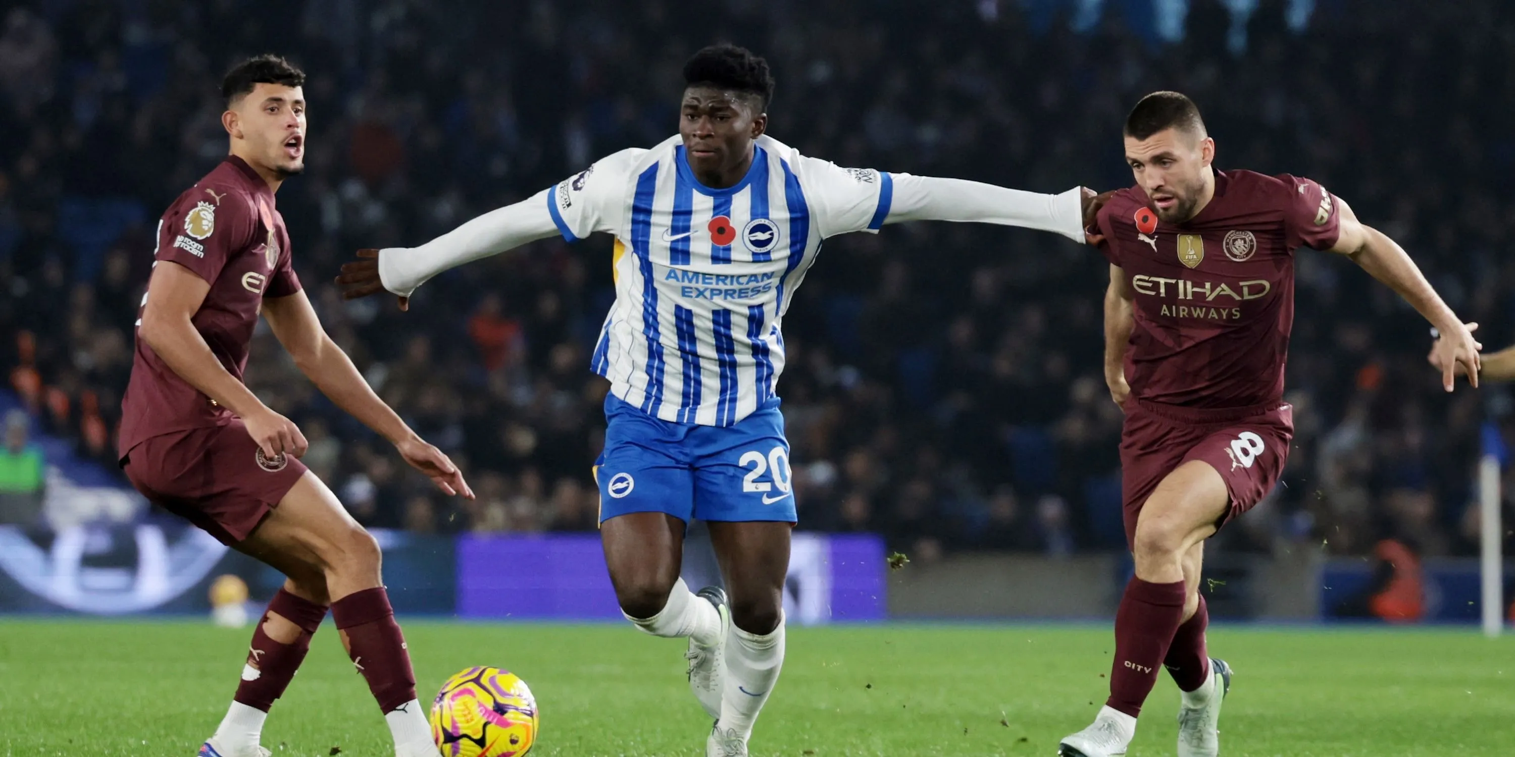 Tiền vệ Carlos Baleba của Brighton đối đầu với Mateo Kovacic của Manchester City