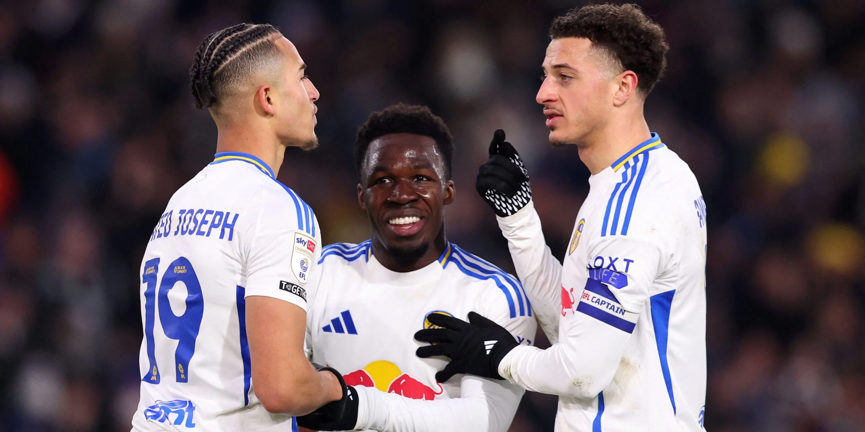 Wilfried Gnonto (phải) cùng đồng đội Leeds United ăn mừng, thể hiện tinh thần gắn kết