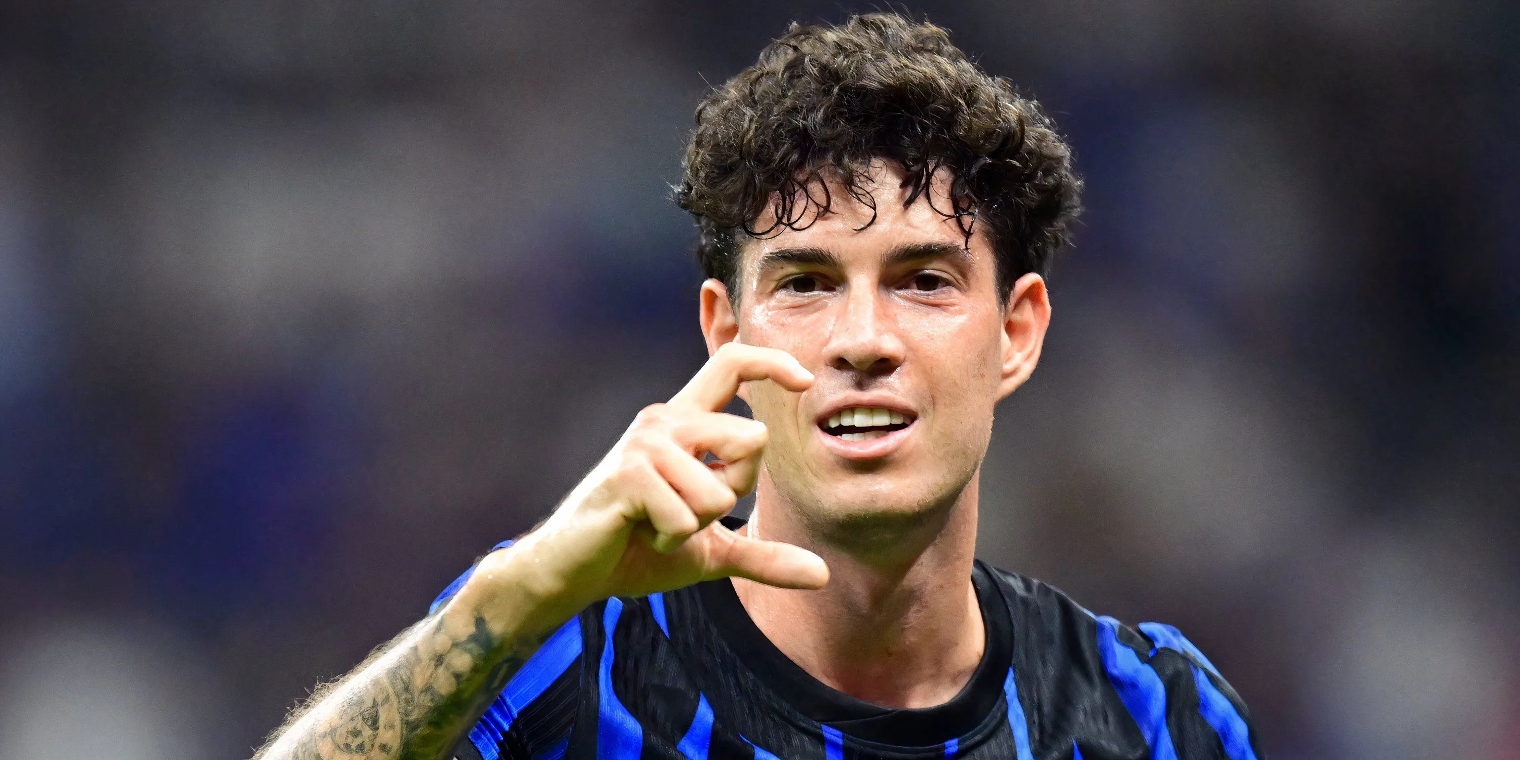 Alessandro Bastoni của Inter Milan trong một pha tranh chấp, thể hiện kỹ năng và kinh nghiệm ở đẳng cấp cao nhất