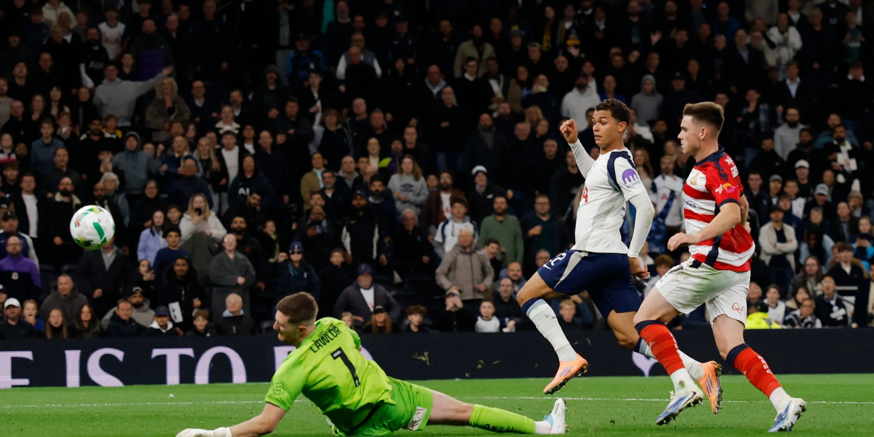 Brennan Johnson ghi bàn cho Spurs nhưng sau đó nhận thẻ đỏ tại Champions League