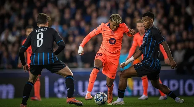 Hàng thủ Club Brugge bất lực khi theo kèm Yamal suốt 90 phút