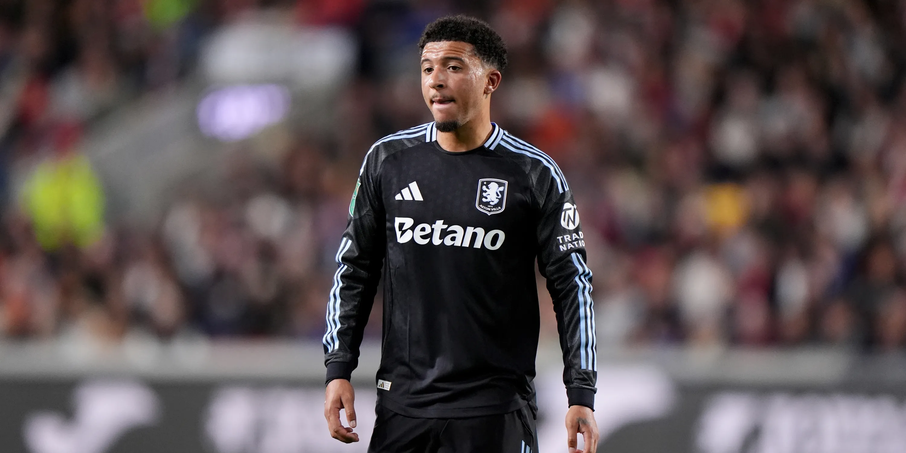 Jadon Sancho mặc áo Aston Villa trong buổi tập luyện