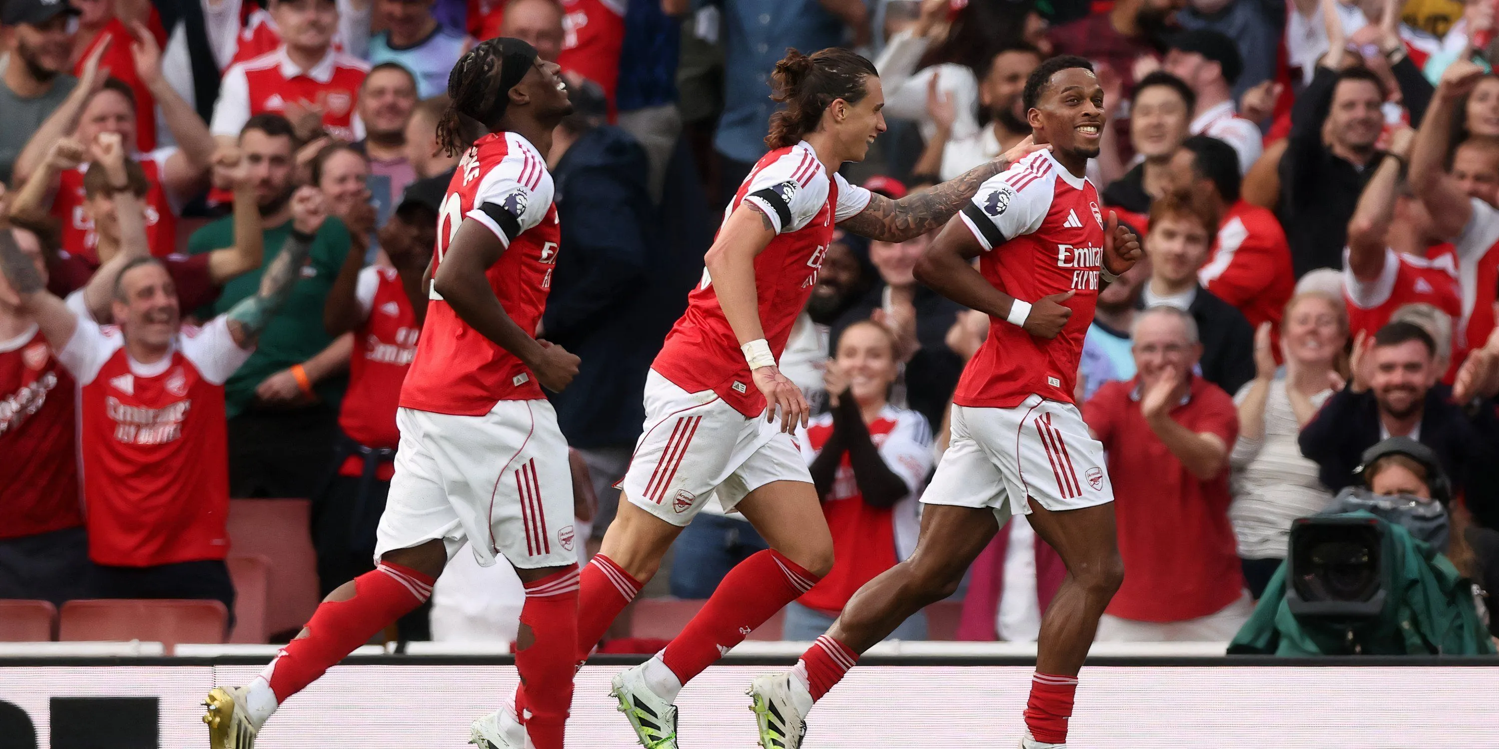 Jurrien Timber và Riccardo Calafiori cùng mặc áo Arsenal, thể hiện sự phối hợp ở hàng phòng ngự của đội bóng