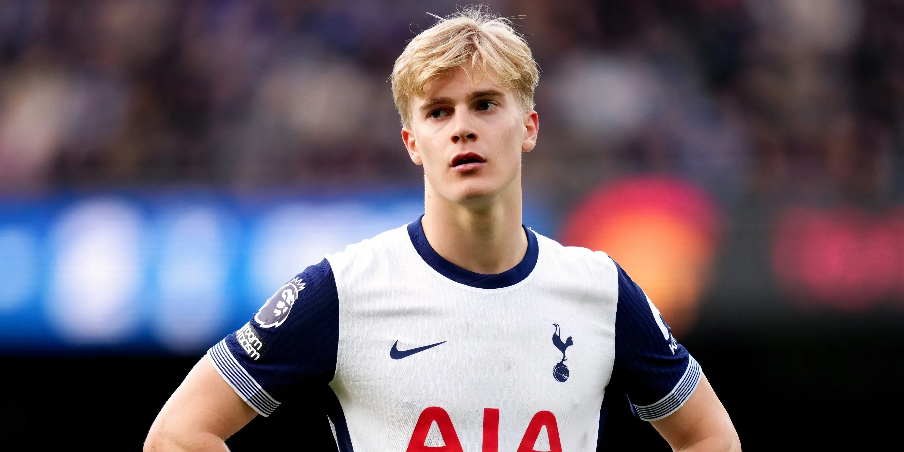 Lucas Bergvall thi đấu cho Tottenham Hotspur ở giải Ngoại hạng Anh