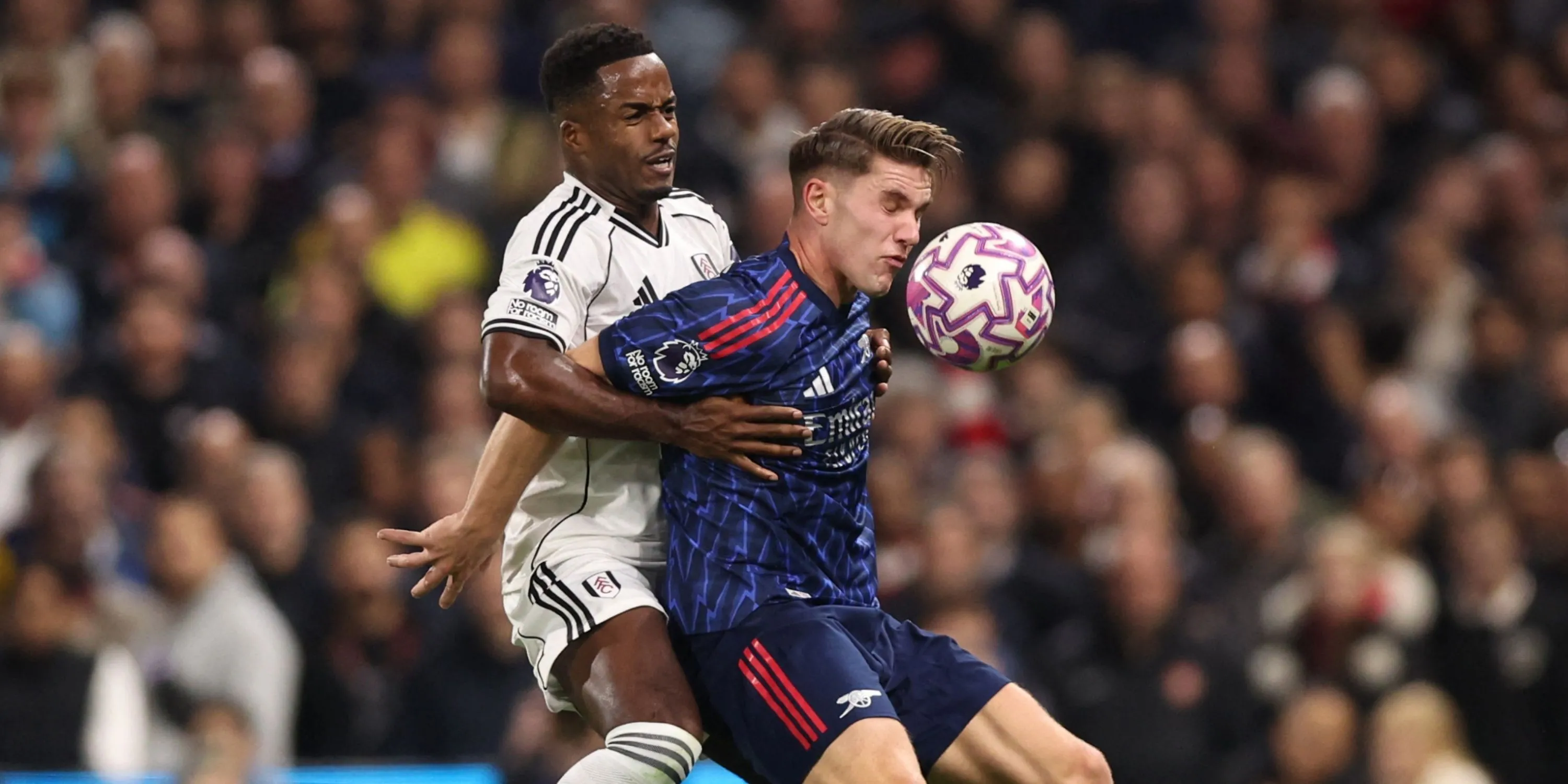 Ryan Sessegnon thi đấu cho Fulham, tranh chấp bóng với hậu vệ đối phương